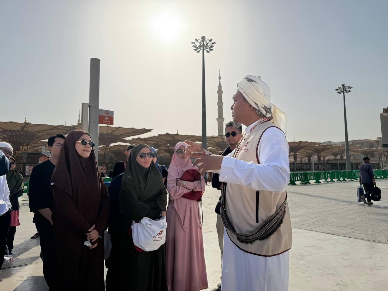 Mutawwif Hijra Manasik membimbing jemaah di Masjid Nabawi